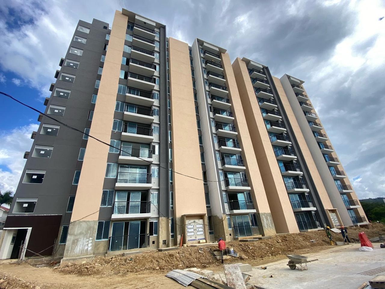 Torre de apartamentos en obra, con la fachada aplicada por Milenium Color’s