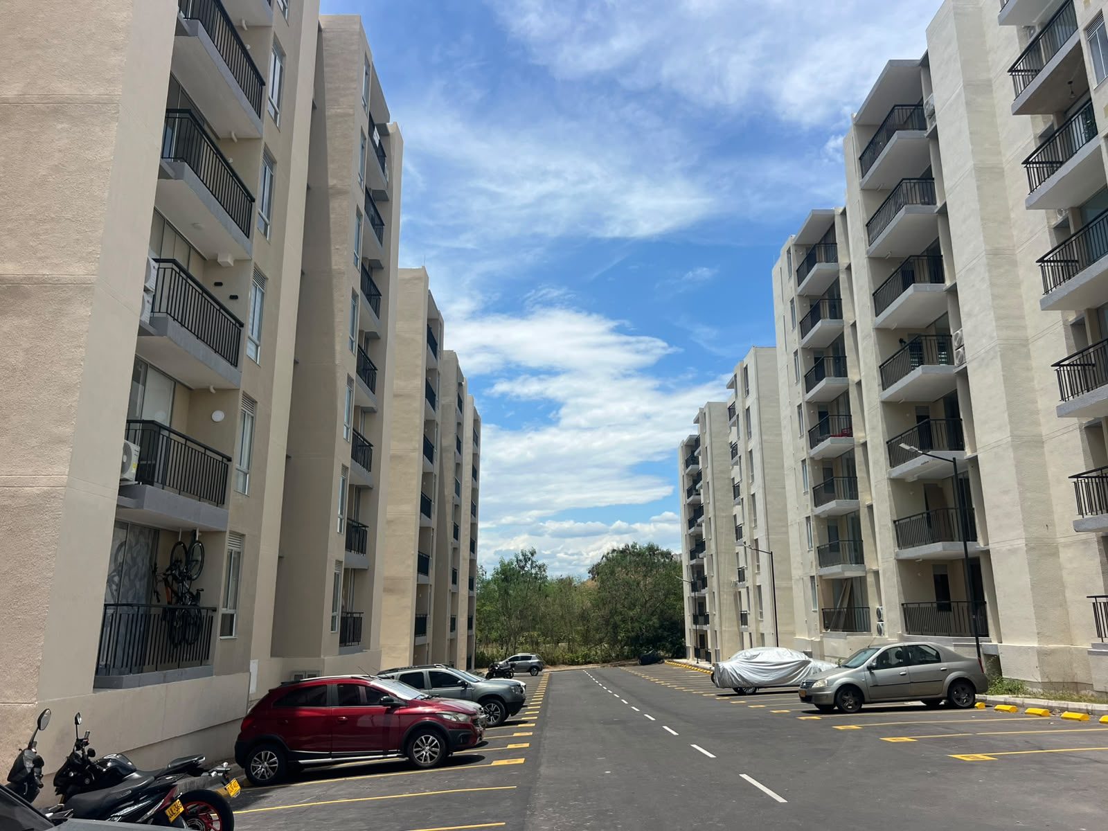 Dos torres de apartamentos terminadas y habitadas