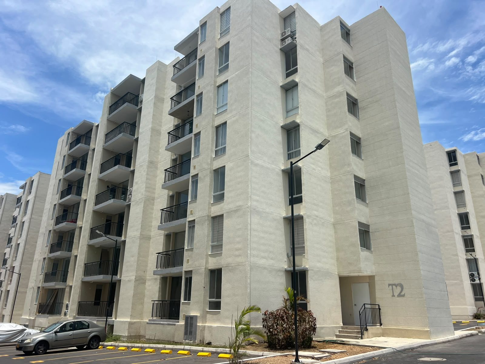 Fachada terminada de una torre de apartamentos, vista desde la esquina