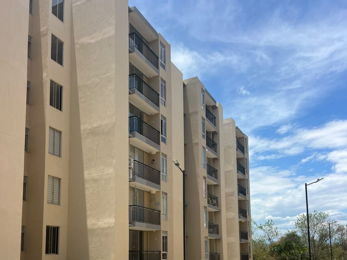Sendero y zonas verdes junto a un conjunto residencial ya entregado