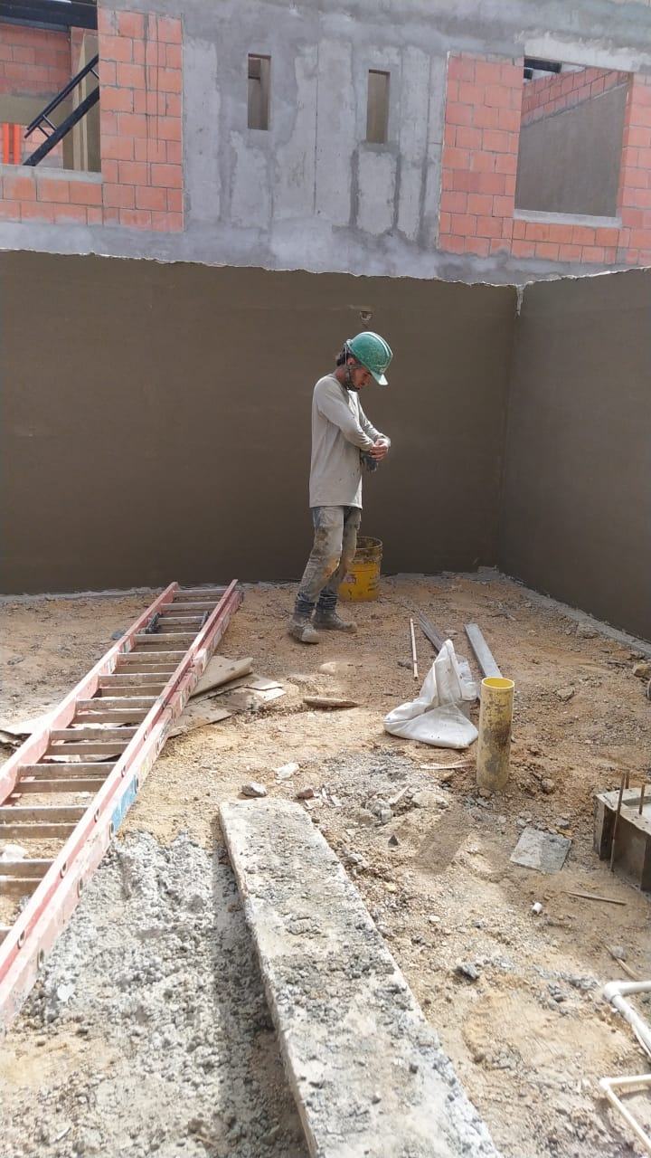 Patio interior con muros terminados